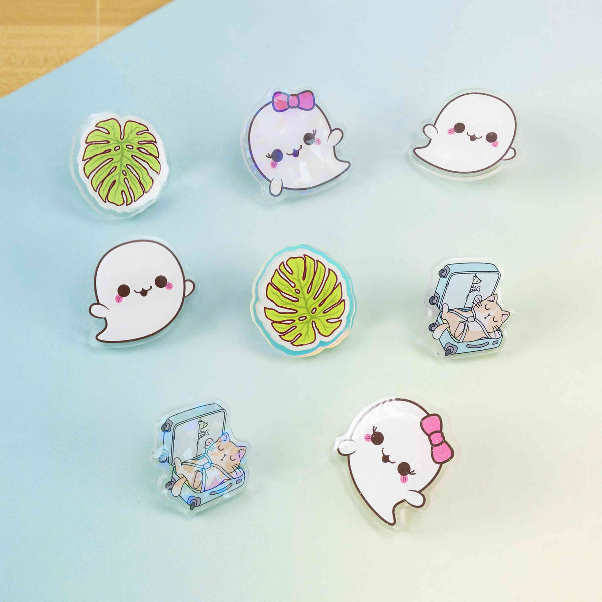 Custom transparent acrylic badges, suitable for decorating clothing or bags.